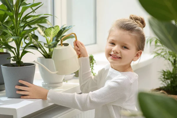 Jolie Petite Fille Arrosant Belle Plante Verte Sur Rebord Fenêtre — Photo