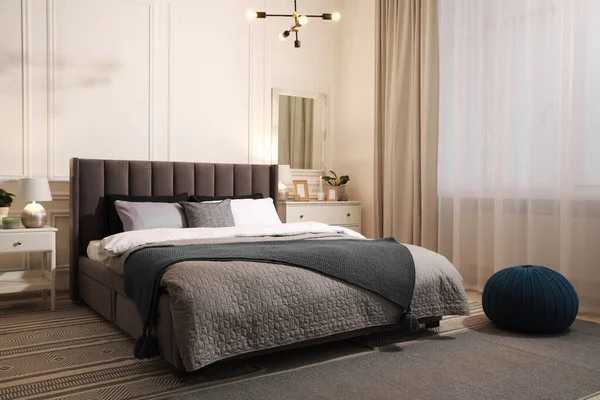 Stijlvol Slaapkamerinterieur Met Groot Comfortabel Bed Ladekast — Stockfoto