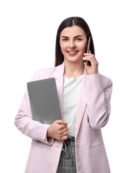 Mulher Negócios Bonita Com Laptop Falando Smartphone Contra Fundo Branco — Fotografia de Stock