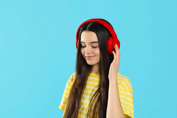 Teenage Κορίτσι Ακούγοντας Μουσική Ακουστικά Γαλάζιο Φόντο Χώρος Για Κείμενο — Φωτογραφία Αρχείου