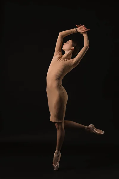 Jovem Bailarina Sapatos Pontiagudos Dançando Fundo Preto — Fotografia de Stock