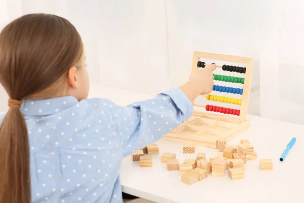 Flicka Leker Med Färgglada Trä Abacus Vid Skrivbordet Rummet Hemarbetsplats — Stockfoto