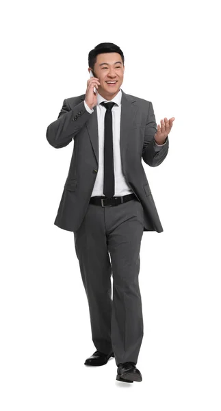 Üzletember Öltönyben Beszél Telefonon Fehér Háttér — Stock Fotó