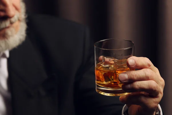 Hombre Sosteniendo Vaso Whisky Con Cubitos Hielo Sobre Fondo Oscuro — Foto de Stock