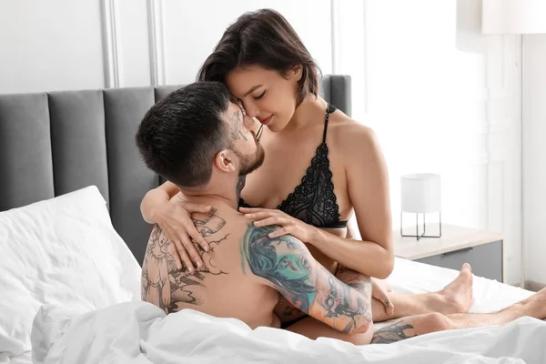 Gepassioneerd Paar Het Hebben Van Seks Bed Thuis — Stockfoto
