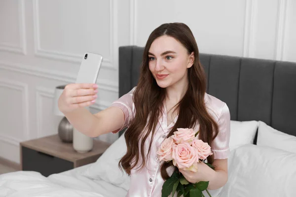 Belle Jeune Femme Prenant Selfie Avec Des Fleurs Roses Sur — Photo