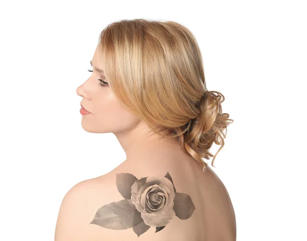Mladá Žena Krásnou Květinou Tetování Bílém Pozadí — Stock fotografie