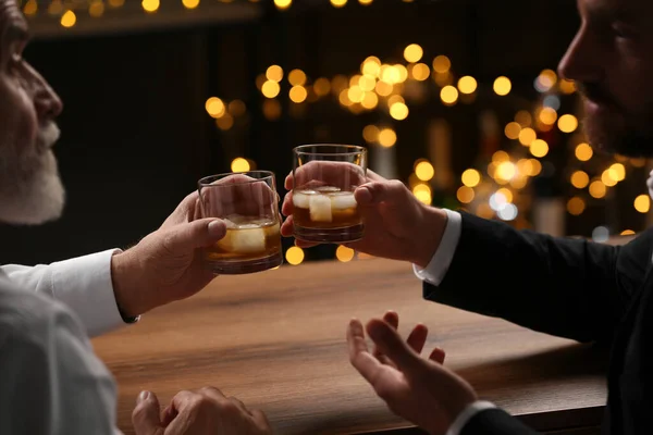 Män Med Glas Whisky Pratar Vid Träbordet Baren — Stockfoto