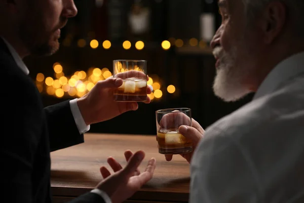 Hombres Con Vasos Whisky Hablando Mesa Madera Bar — Foto de Stock