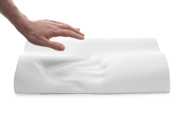 白い背景に整形外科の記憶泡枕を持つ男 クローズアップ — ストック写真