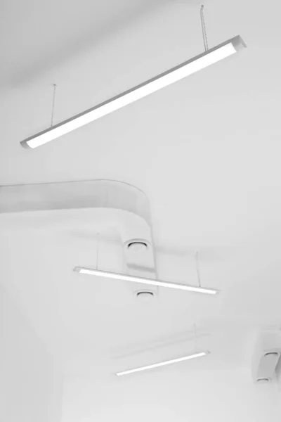 Белый Потолок Современным Освещением Комнате Вид Низким Углом — стоковое фото