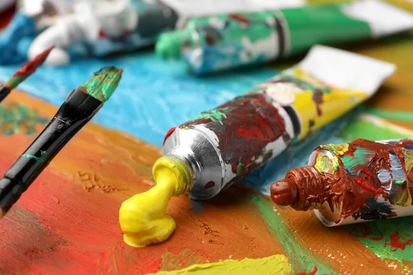 Tubos Coloridas Pinturas Óleo Pinceles Sobre Lienzo Con Pintura Abstracta —  Fotos de Stock