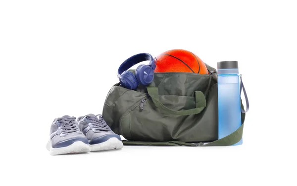 白い背景にスポーツ用品付きジムバッグ — ストック写真