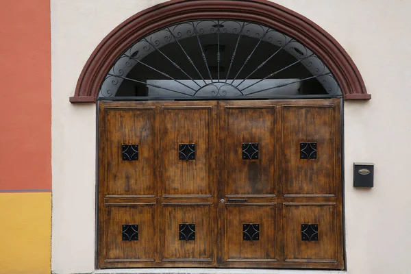 Exterior Edifício Com Belos Portões Madeira — Fotografia de Stock