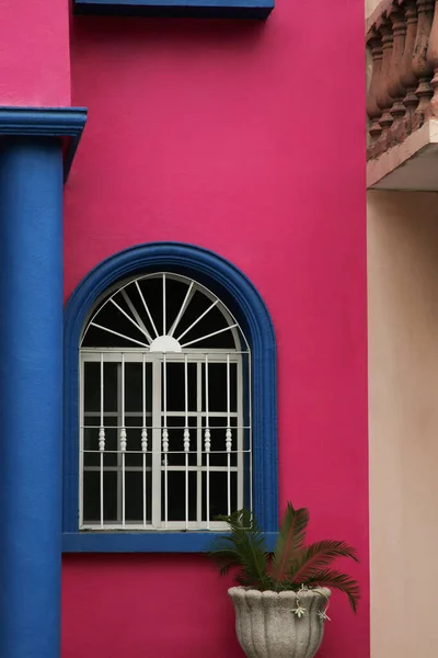 Immeuble Coloré Avec Belle Fenêtre Grilles Acier Extérieur — Photo