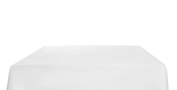 Mesa Com Toalha Mesa Branca Isolada Sobre Branco — Fotografia de Stock