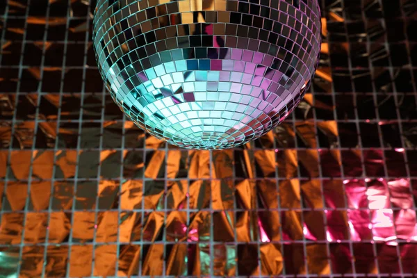 Boule Disco Brillante Contre Rideau Fête Feuille Sous Lumière Turquoise — Photo