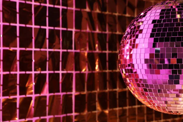 Błyszcząca Kula Disco Przed Folią Firanka Party Pod Różowym Światłem — Zdjęcie stockowe