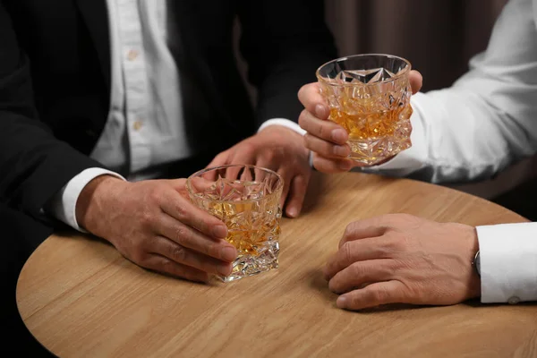 Männer Mit Whiskey Gläsern Holztisch Drinnen Nahaufnahme — Stockfoto