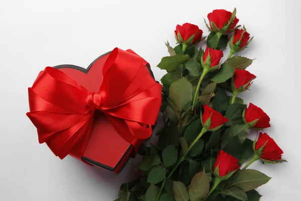 Pudełko Kształcie Serca Łukiem Pięknymi Czerwonymi Różami Białym Tle Płaskie — Zdjęcie stockowe