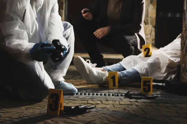 Investigatore Criminologo Che Lavorano Sulla Scena Del Crimine Con Cadavere — Foto Stock