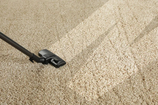 带吸尘器的地毯 文字空间 肮脏表面上的干净痕迹 — 图库照片