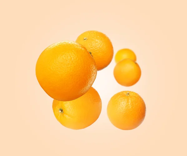 Frische Reife Orangen Fliegen Auf Beigem Hintergrund — Stockfoto