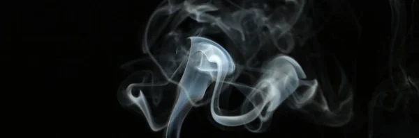 黒の背景に白い煙を閉じます バナーデザイン — ストック写真
