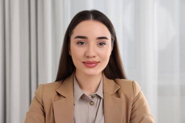 Güzel genç bir kadın evde video görüşmesi yapıyor, kameradan görüntü alıyor.