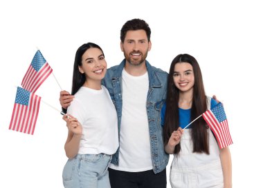 4 Temmuz - Amerika 'nın Bağımsızlık Günü. Beyaz arka planda ABD bayrakları olan mutlu bir aile.