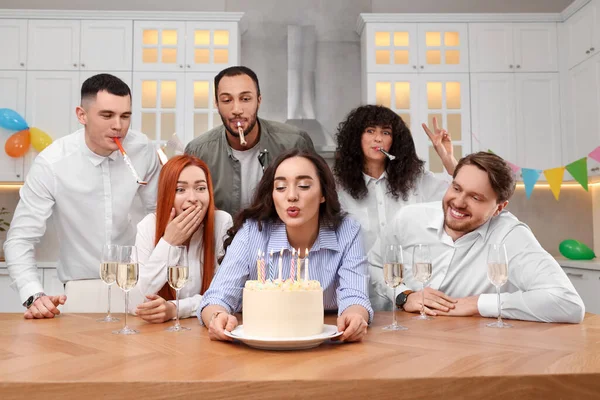 Happy Friends Tasty Cake Celebrating Birthday Kitchen — Stock Photo, Image