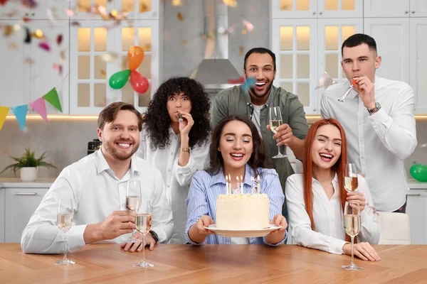 Gelukkige Vrienden Met Lekkere Taart Vieren Verjaardag Keuken — Stockfoto