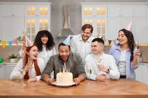 Gelukkige Vrienden Met Lekkere Taart Vieren Verjaardag Keuken — Stockfoto