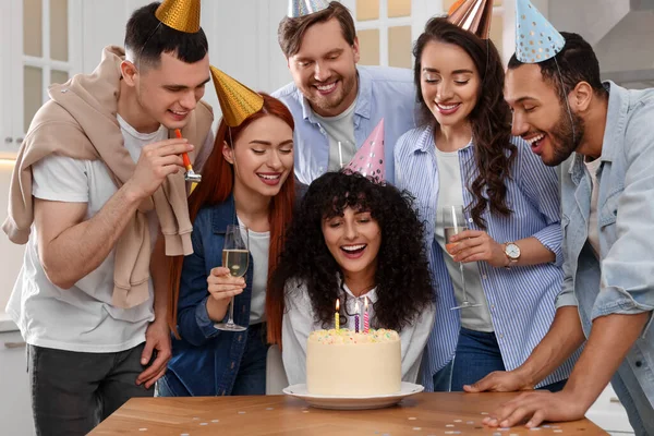 Amigos Felices Con Sabroso Pastel Celebrando Cumpleaños Interior —  Fotos de Stock