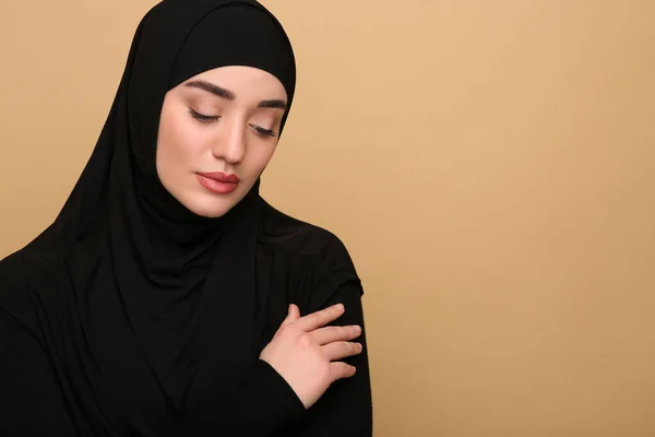 具有米色背景的头巾穆斯林妇女的画像 案文的篇幅 — 图库照片