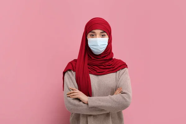 Мусульманка Хиджабе Медицинской Маске Розовом Фоне — стоковое фото
