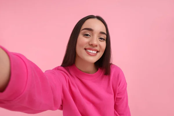 Χαμογελαστή Νεαρή Γυναίκα Που Βγάζει Selfie Ροζ Φόντο — Φωτογραφία Αρχείου
