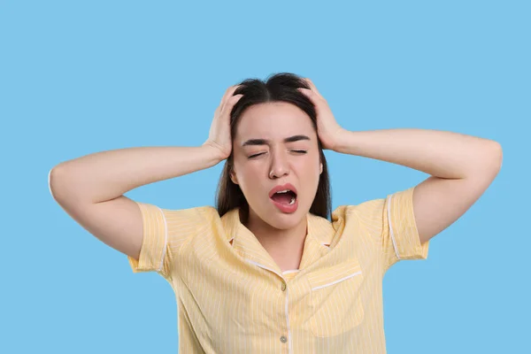 Κουρασμένη Νεαρή Γυναίκα Χασμουριέται Γαλάζιο Φόντο Πρόβλημα Αϋπνίας — Φωτογραφία Αρχείου