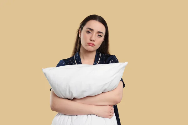 Fáradt Fiatal Párnával Bézs Háttérrel Álmatlanság — Stock Fotó
