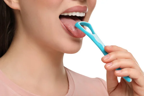 Frau Bürstet Ihre Zunge Mit Reiniger Auf Weißem Hintergrund Nahaufnahme — Stockfoto