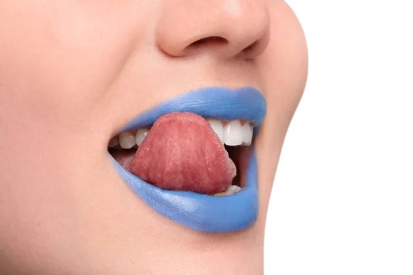 Žena Modrou Rtěnkou Ukazující Jazyk Světlém Pozadí Detailní Záběr Mezera — Stock fotografie
