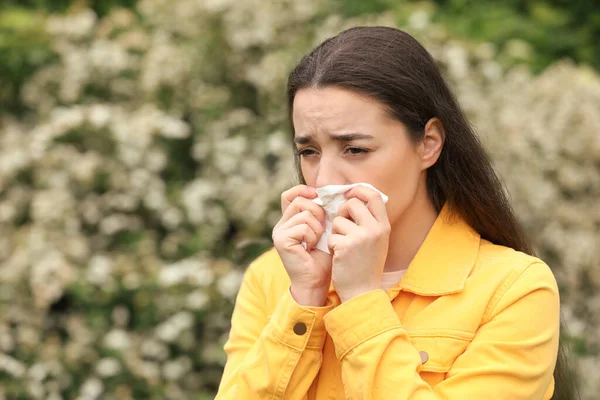 Donna Che Soffre Allergia Primaverile Stagionale All Aperto — Foto Stock