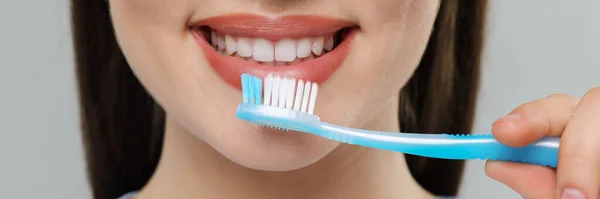 Mulher Escovando Dentes Com Escova Dentes Plástico Fundo Cinza Claro — Fotografia de Stock