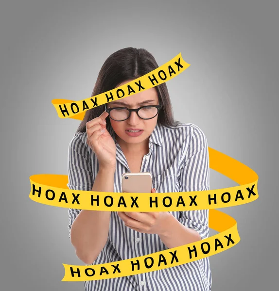 Υγιεινή Των Πληροφοριών Γυναίκα Που Χρησιμοποιεί Κινητό Τηλέφωνο Γκρι Φόντο — Φωτογραφία Αρχείου