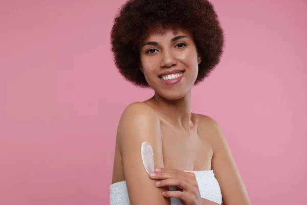 Mooie Jonge Vrouw Aanbrengen Lichaam Crème Arm Roze Achtergrond Ruimte — Stockfoto