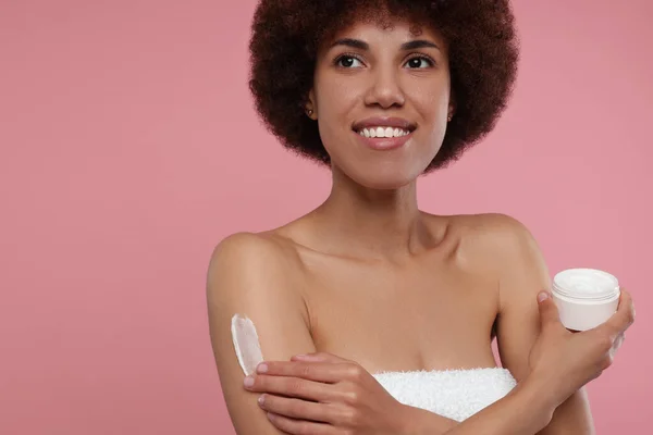 Mooie Jonge Vrouw Aanbrengen Lichaam Crème Arm Roze Achtergrond Ruimte — Stockfoto