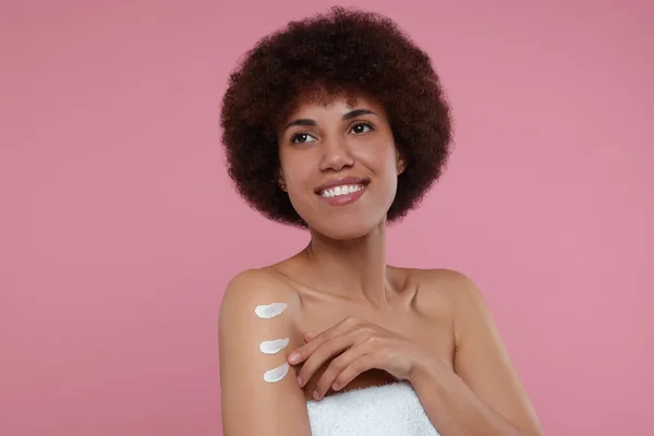 Mooie Jonge Vrouw Aanbrengen Lichaam Crème Arm Roze Achtergrond — Stockfoto