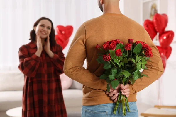 Hombre Escondiendo Ramo Rosas Rojas Para Amada Mujer Casa Celebración — Foto de Stock