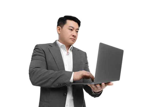 Empresário Terno Trabalhando Laptop Contra Fundo Branco — Fotografia de Stock