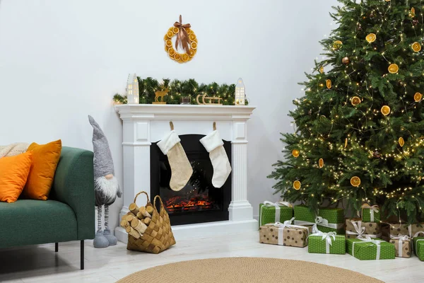 Acogedor Salón Con Chimenea Regalos Bajo Árbol Navidad Diseño Interiores —  Fotos de Stock